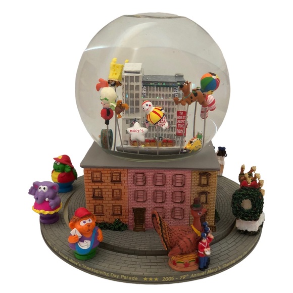 2005 Macy's Thanksgiving Day Parade Musical Snow Globe Santa Is Coming To Town - Picture 10 of 17